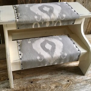 Escalier de lit blanc effet vieilli de style campagnard avec tissu gris personnalisable pour les animaux de compagnie ou les personnes image 3