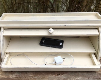Opberger voor laadstation van verweerd wit hout met lade en klep