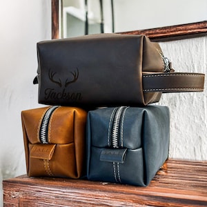 Lasergraviertes Leder-Reise-Kit - personalisierte Kulturtasche, kundenspezifisches Dopp Kit, Groomsmen Geschenk, Jahrestagsgeschenk für ihn, Reisetasche
