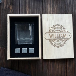 Set de regalo de vasos de whisky rústicos: vidrio grabado y piedras en caja de madera. Regalo personalizado para esposo, padre, padrinos de boda, amantes del whisky.