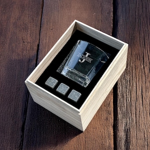 Geschenkset mit graviertem Whiskyglas, personalisiertes Rocks-Glas mit Steinen & Holzbox, Geschenk für ihn, Ehemann, Trauzeuge, Jahrestag, Geschenk für ihn