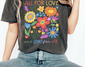 Camiseta Comfort Colors All For Love con estampado floral del orgullo LGBTQ+.
