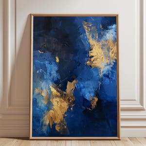 Pode incluir: Pintura abstrata em tons de azul profundo e dourado. A obra apresenta uma superfície texturizada com pinceladas visíveis, criando uma sensação de profundidade. Emoldurada em uma moldura de madeira clara, adequada para vários interiores. Uma obra de arte moderna.