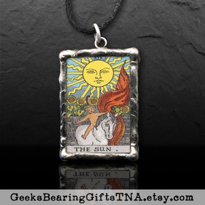De zon tarot kaart hanger met citaat
