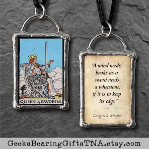 De Koningin van Zwaarden Tarotkaart Hanger met Quote