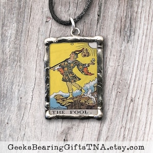 Pingente de carta de tarô The Fool com citação