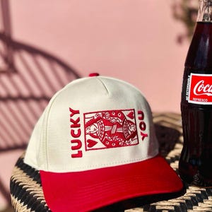 Gorra de béisbol con bordado de la tarjeta Lucky You Queens Card