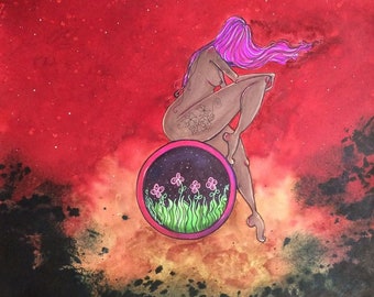 Può includere: Un dipinto ad acquerello di una donna con i capelli viola seduta su una sfera su uno sfondo scuro. La sfera contiene un campo verde con fiori rosa e farfalle. La donna è nuda e ha un tatuaggio sulla schiena.