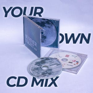 Könnte beinhalten: Zwei durchsichtige CD-Hüllen aus Kunststoff und eine lose Compact Disc. Eine Hülle ist geöffnet und zeigt eine Mondgrafik auf der Disc. Die andere Hülle ist geschlossen und enthält eine weiße Disc mit bunten geometrischen Formen. Die lose Disc zeigt eine Mondgrafik.