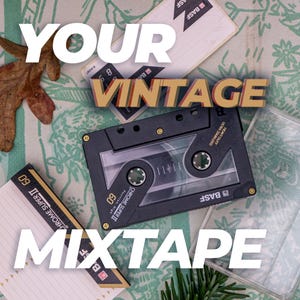 Könnte beinhalten: Eine Anordnung von Vintage-Kassetten und -Hüllen mit dem Text "YOUR VINTAGE MIXTAPE" in Weiß. Die Kassetten sind schwarz und weiß, mit dem BASF-Logo. Der Hintergrund hat ein grün-weißes Blumenmuster.