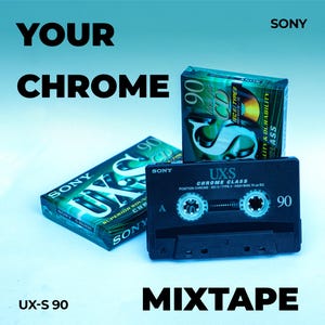 Könnte beinhalten: Ein Bild mit drei Sony UX-S 90 Kassetten und Verpackungen. Der Text "YOUR CHROME MIXTAPE" ist fett gedruckt. Die Kassette ist schwarz mit silbernen Details, die Verpackung grün und schwarz.