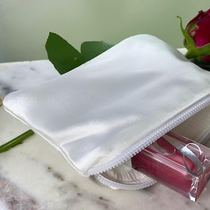 Minibolso de seda color marfil: elegante neceser de viaje para labiales, espejo y artículos esenciales de uso diario. Forrado en algodón. Lujo artesanal.