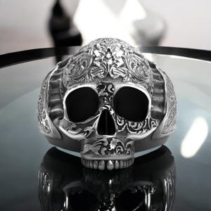 Skull Helm Skulptur 925 Sterling Silber Gothic Art von AurelineSilver Einzigartiges handgemachtes dunkles Schädel-Dekor für Männer Geschenk