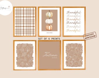 Könnte beinhalten: Set aus sechs gerahmten Drucken mit Herbstmotiven. Die Drucke zeigen Karomuster, gestapelte Kürbisse, das Wort "thankful", Blätterkonturen, den Text "Hello Autumn" und Kürbiskonturen. Die Rahmen sind hellbraun.