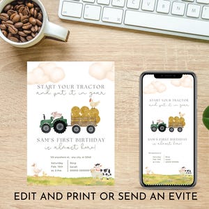 Puede incluir: Un tractor verde con un remolque de balas de heno está tirando de un cerdo y un pollo. El tractor está en un campo verde con nubes en el cielo. El texto "Start your tractor and put it in gear" está en la parte superior de la imagen. El texto "Sam's First Birthday is almost here!" está debajo del tractor. El texto "Saturday, Feb. 18th, At 3 PM" está debajo del texto "Sam's First Birthday is almost here!"