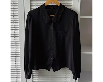 Blusa negra transparente con cuello de encaje bordado – Manga larga, abotonada / Estilo gótico romántico clásico