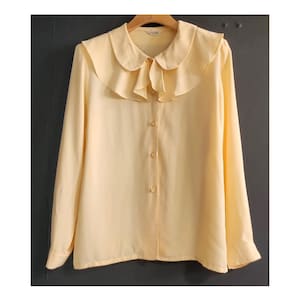 Blusa vintage japonesa Mineta con cuello de volantes, cuello Peter Pan, manga larga, cierre de botones, poliéster, femenina, ideal para la oficina o para una ocasión romántica. Hecha en Japón.