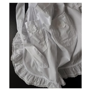 Vintage halfkatoenen schort met stroken kant Retro keukenschort met ruches aan de zoom en geborduurde bloemenzakken Cottagecore Farmhouse-bakschort