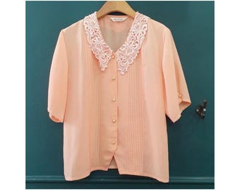 Vintage Light Peach Bluse mit Spitzenkragen