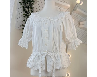 Blusa peplum vintage DAS con ribete de encaje para mujer, de algodón, con botones frontales, mangas abullonadas, estilo romántico, con ojales, ideal para el verano, estilo cottagecore femenino, fabricada en Japón.