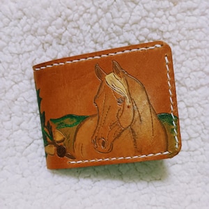 Cartera de caballo con hojas de roble verde. Interior de ante sintético. Seis tarjeteros.