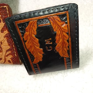 Carteras de cuero talladas y hechas a mano. Cómprelas del inventario o encargue una hecha a medida solo para usted.