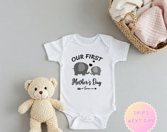 Body per neonato "La nostra prima festa della mamma" a forma di elefante