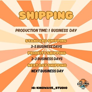 Op de afbeelding: Een grafiek met een zonnestralenachtergrond in oranje en geel. De tekst "SHIPPING" staat in een groot, gestileerd lettertype. De tekst "PRODUCTION TIME: 1 BUSINESS DAY" staat onder het woord "SHIPPING". Daaronder staan de teksten "STANDARD SHIPPING", "3-5 BUSINESS DAYS", "PRIORITY SHIPPING", "2-3 BUSINESS DAYS", "NEXT DAY SHIPPING" en "NEXT BUSINESS DAY" in een kolom. De tekst "IG: KINDWAVE_STUDIO" staat onderaan de grafiek.