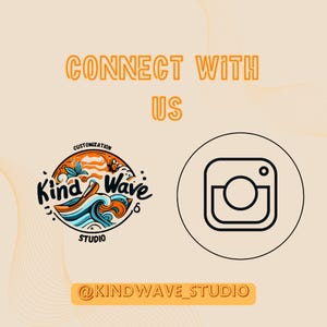 Op de afbeelding: Maak contact met Kind Wave Studio op Instagram. Het logo toont een gestileerde golf met een palmboom en de tekst "Kind Wave Studio" in een cirkel met het woord "Customization" boven de cirkel. Het Instagram-logo is een zwarte omtrek van een camera met een cirkel erin.