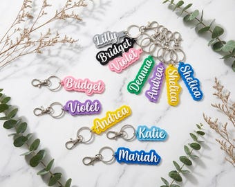 Llavero y etiqueta para bolso de acrílico personalizado con nombre, tipografía retro, personalizado para mochilas, loncheras y bolsas de pañales para niños.