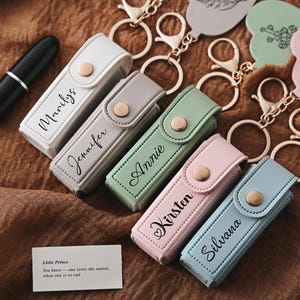 Lippenstifthalter Schlüsselanhänger mit Buchstaben, personalisierte Lippenstift Aufbewahrungstasche, Brautjungfer Geschenk, Lippenstiftbox mit Spiegel, Geschenk für sie