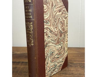Antico libro decorativo danese sulla storia del popolo, in marmo marrone con decorazioni dorate, 1928