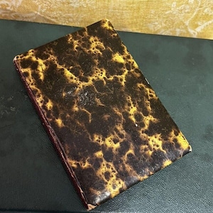 Custodia bi-fold in pelle con design a guscio di tartaruga Kirby, Beard & Co. antica