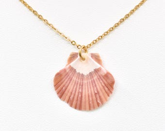 Collar de conchas hecho a mano con colgante de vieira plana, joyería costera, regalo playero para despedida de soltera.