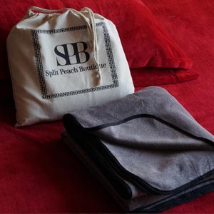 Split Peach ™ Anthrazit Wasserdichte Decke / Intimitätsdecke. Bambus Umweltfreundlich. Für intime Momente, monatlichen Zyklus, Babys, & Haustiere.