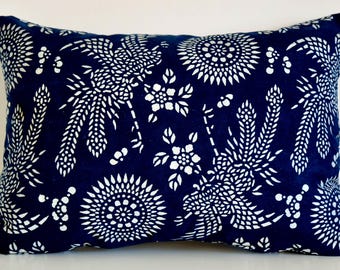 Chinesisches Indigo Batik Kissen: Handgefertigter Blumen Kissenbezug, 14x20