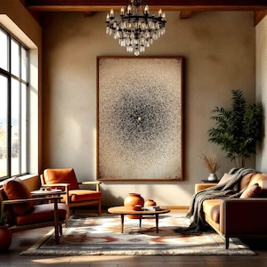Könnte beinhalten: Ein Wohnzimmer mit einem großen abstrakten Kunstwerk, zwei orangefarbenen Sesseln und einem braunen Sofa. Ein runder Couchtisch aus Holz trägt orangefarbene Keramik. Ein Kronleuchter hängt von der Decke, und ein gemusterter Teppich bedeckt den Boden.