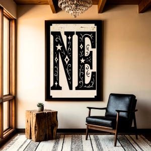 Könnte beinhalten: Ein rechteckiges Wandbild mit den großen schwarzen Buchstaben NE auf cremefarbenem Hintergrund. Die Buchstaben sind mit weißen Stern- und Rautenformen sowie verschlungenen Rankenmustern verziert und in einem dunklen Rahmen eingefasst.
