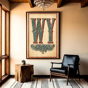 Könnte beinhalten: Gerahmter Vintage-Druck mit den Buchstaben "WY" in Türkis und Rot, verziert mit Ornamenten. Das Kunstwerk wird in einem Raum mit einem schwarzen Ledersessel, einem Beistelltisch aus Holz und einem gemusterten Teppich gezeigt.