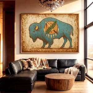 Può includere: Una stampa artistica rettangolare che raffigura la sagoma di un bisonte color turchese su uno sfondo beige testurizzato e usurato. Il bisonte presenta un emblema circolare centrale con un bastone diagonale, un ramo verde e piume pendenti.