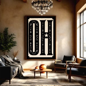 Puede incluir: Una gran pieza de arte mural rectangular que presenta las letras O y H en una fuente serif negra y audaz sobre un fondo crema. Las letras están decoradas con intrincados patrones de filigrana blanca y una estrella central, todo enmarcado.