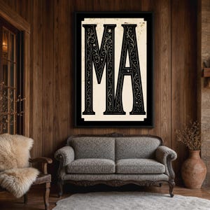 Op de afbeelding: Een rechthoekige wandkunstprint met de grote zwarte hoofdletters MA gecentreerd op een crèmekleurige achtergrond. De letters zijn versierd met ingewikkelde witte bloemen- en rankenpatronen in hun dikke, vetgedrukte schreeflijnen.