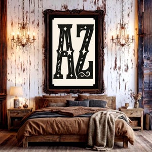 Könnte beinhalten: Ein großer gerahmter Druck mit den Buchstaben "AZ" in einer dekorativen schwarzen Schrift auf cremefarbenem Hintergrund. Der Druck hängt über einem Holzbett mit brauner Bettwäsche. Der Raum hat eine rustikale, Vintage-Ästhetik mit Kronleuchtern.