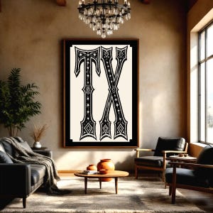Könnte beinhalten: Ein rechteckiges Wandbild mit den schwarzen Großbuchstaben T und X in einem dekorativen, verzierten Schriftstil. Die Buchstaben sind mit komplizierten Stern- und Rautenmustern auf cremefarbenem Hintergrund gefüllt und in einem schwarzen Rahmen eingefasst.