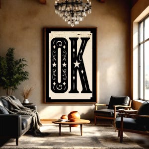 Könnte beinhalten: Ein großes rechteckiges Wandbild mit den Buchstaben O und K in fetter schwarzer Typografie auf cremefarbenem Hintergrund. Die Buchstaben sind mit filigranen weißen Schnörkeln und Sternmotiven verziert und von einem dünnen schwarzen Rand umgeben.