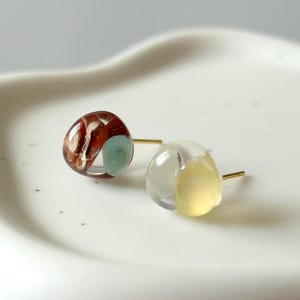 Niet-overeenkomende edelsteenoorbellen, handgemaakte kleine natuurlijke agaatkiezelstekers, sieraden van organische steenhars, hypoallergeen