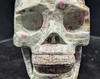 Cráneo de rubí en zoisita – Ejemplar tallado a mano de 1,1 kg