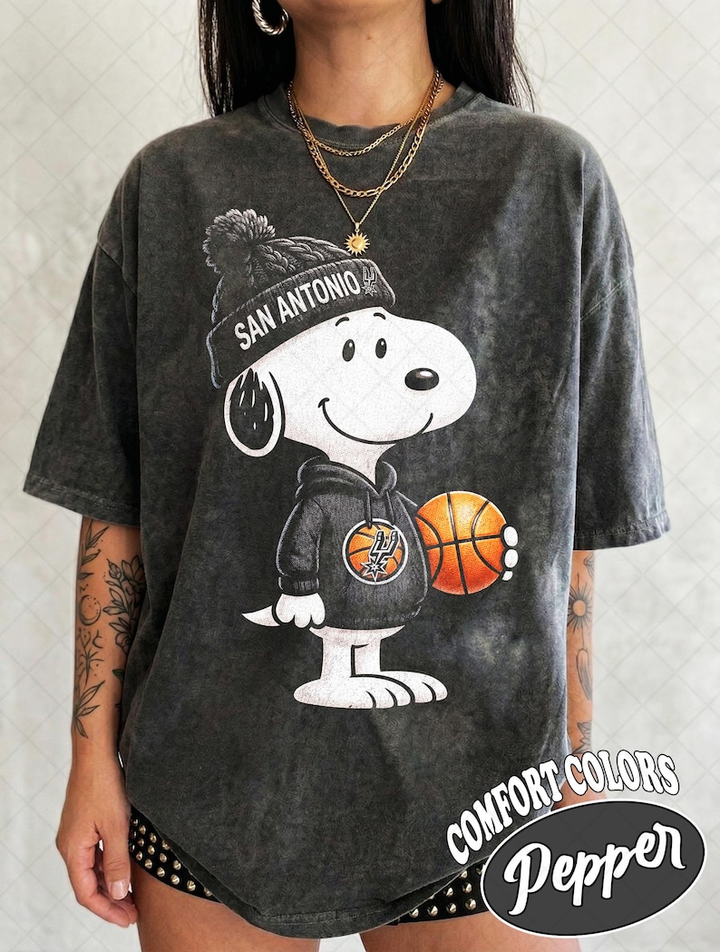 Camiseta de San Antonio de Limited Comfort Colors, camiseta de fan con estampado de Snoopy de los Spurs, regalo para mujeres y hombres (camiseta unisex). imagen 1