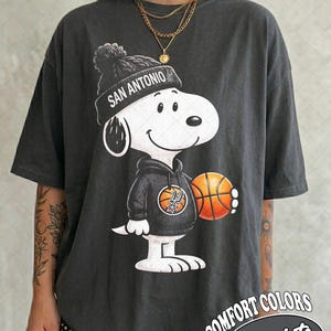 Camiseta de San Antonio de Limited Comfort Colors, camiseta de fan con estampado de Snoopy de los Spurs, regalo para mujeres y hombres (camiseta unisex). imagen 3