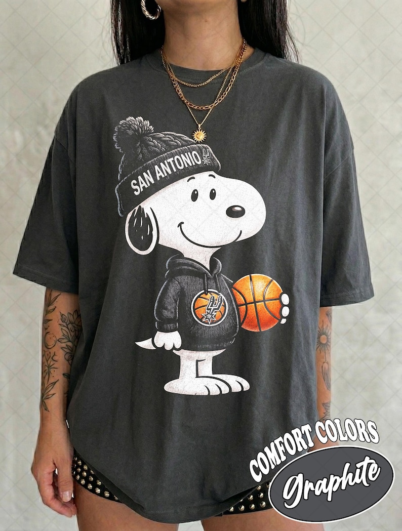 Camiseta de San Antonio de Limited Comfort Colors, camiseta de fan con estampado de Snoopy de los Spurs, regalo para mujeres y hombres (camiseta unisex). imagen 3